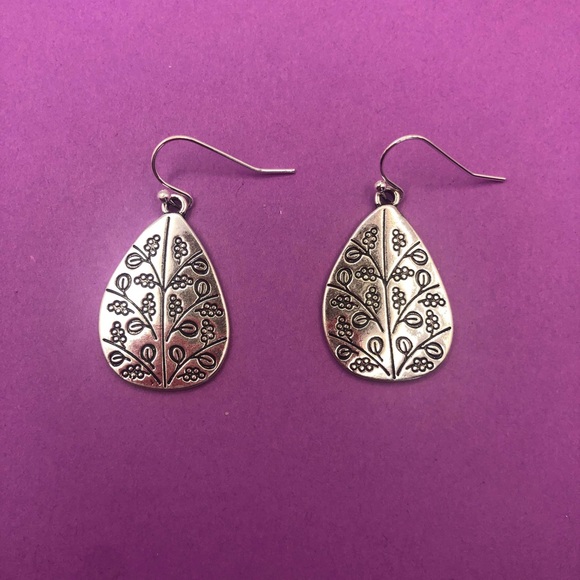 Silver Leaf Vine Teardrop Earrings NWOT dangle - Picture 3 of 4